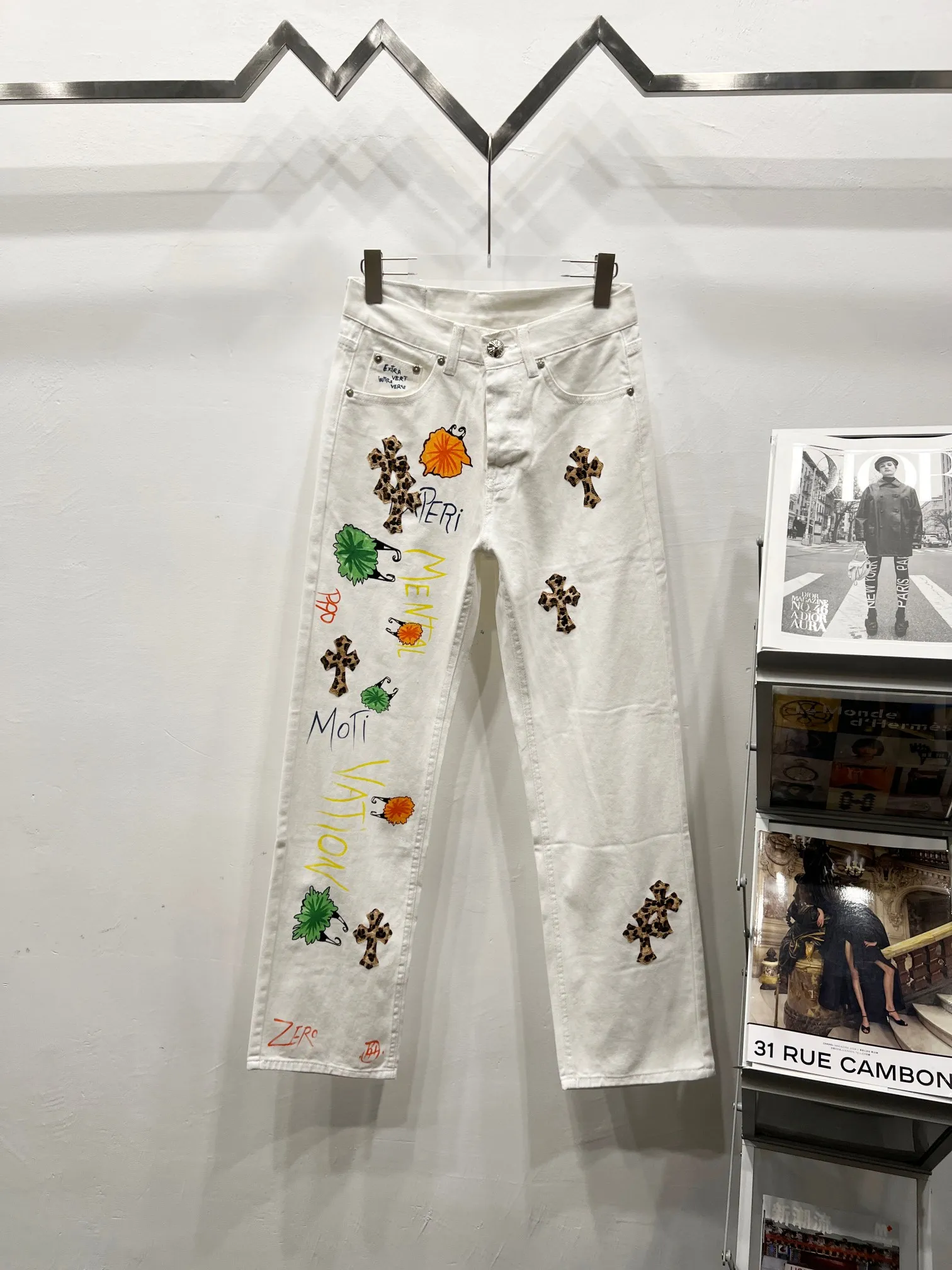 P240 Style number: (c030) Chrome hearts & Chrome hearts High-end Chrome hearts white little monster cross patchwork leather jeans, the same style as the trendy uncle. Original hardware accessories, washed and other elevators, QR code analysis are all purchased from the original factory, high degree of restoration, you are welcome to compare the products~ Three-dimensional version Loose and comfortable, not picky about the figure, taller and slimmer, factory Seiko, original quality control, same style for men and women, can be matched with couples, versatile recommendation, must-have jeans for all seasons, fashionable people have been disappointed From the quality selection of fabrics, the tailoring of details, and the matching of patterns, everything is impeccable! The upper body is so handsome when worn...it can be easily worn by men, women and children! The craftsmanship is made of heavy-duty washed pure cotton denim fabric. After washing, it is soft and thick and looks very stylish when worn. Size: 28, 30, 32, 34 Color: white